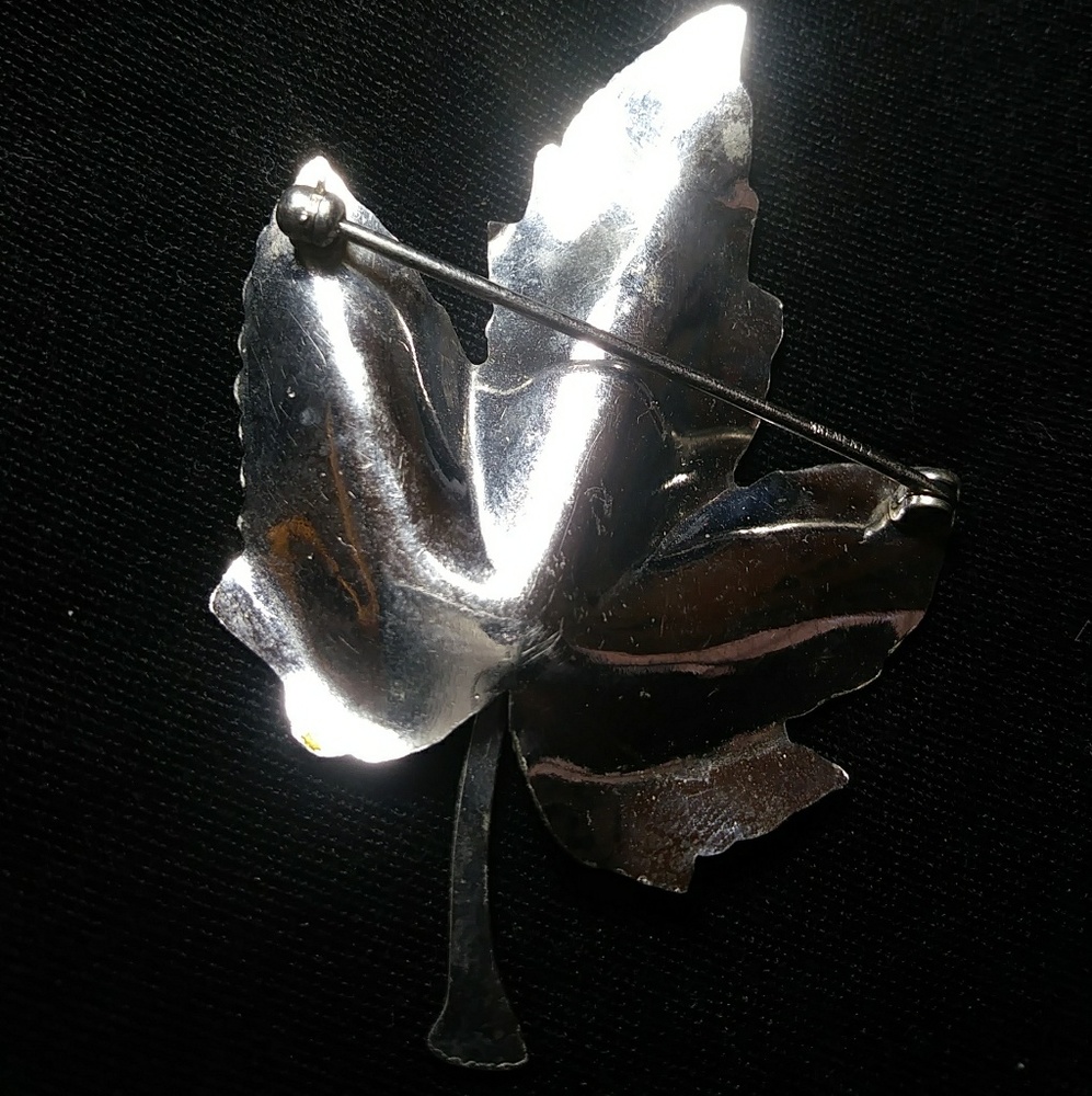 Vintage Maple Leaf Brooch - Picture 2 of 3